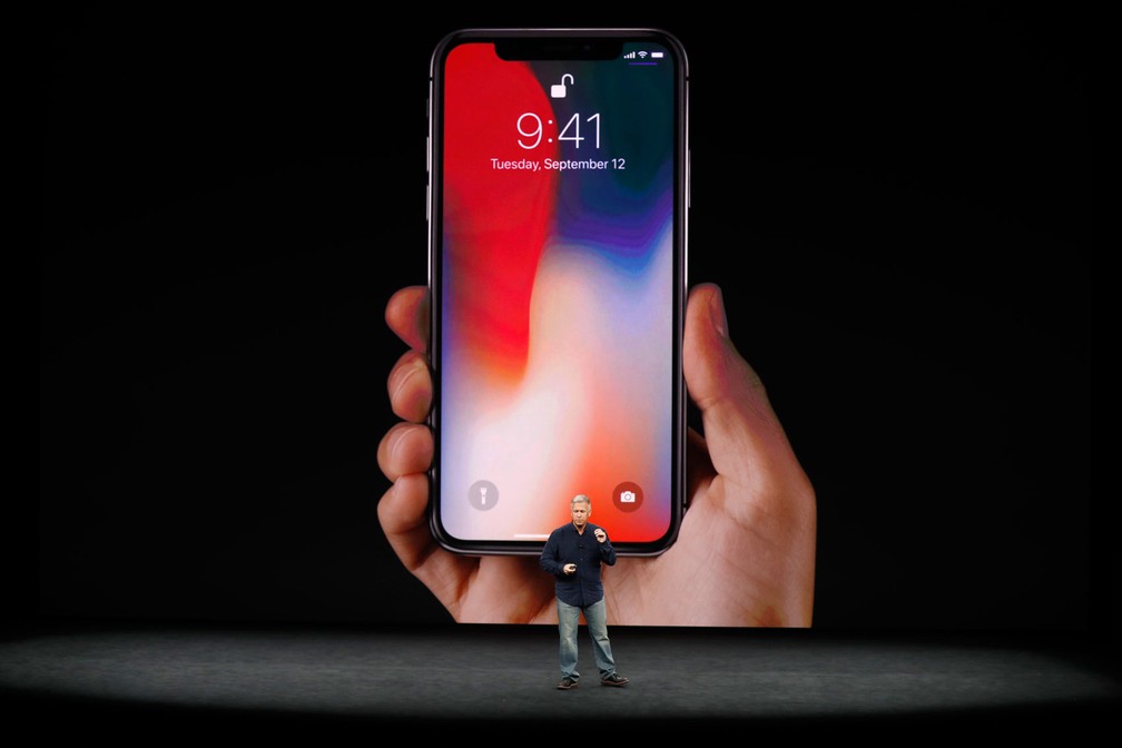 iPhone x é apresentado nesta terça-feira (12), em evento em Cupertino, na Califórnia, pelo vice-presidente de marketing global da Apple, Phil Schiller (Foto: Stephen Lam/Reuters)