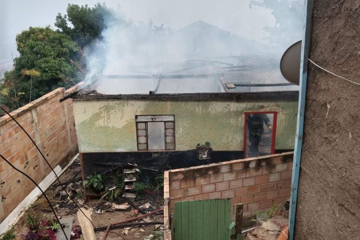 Corpo de Bombeiros encontra casal morto e uma casa destruída em chamas. Créditos: Reprodução Twitter
