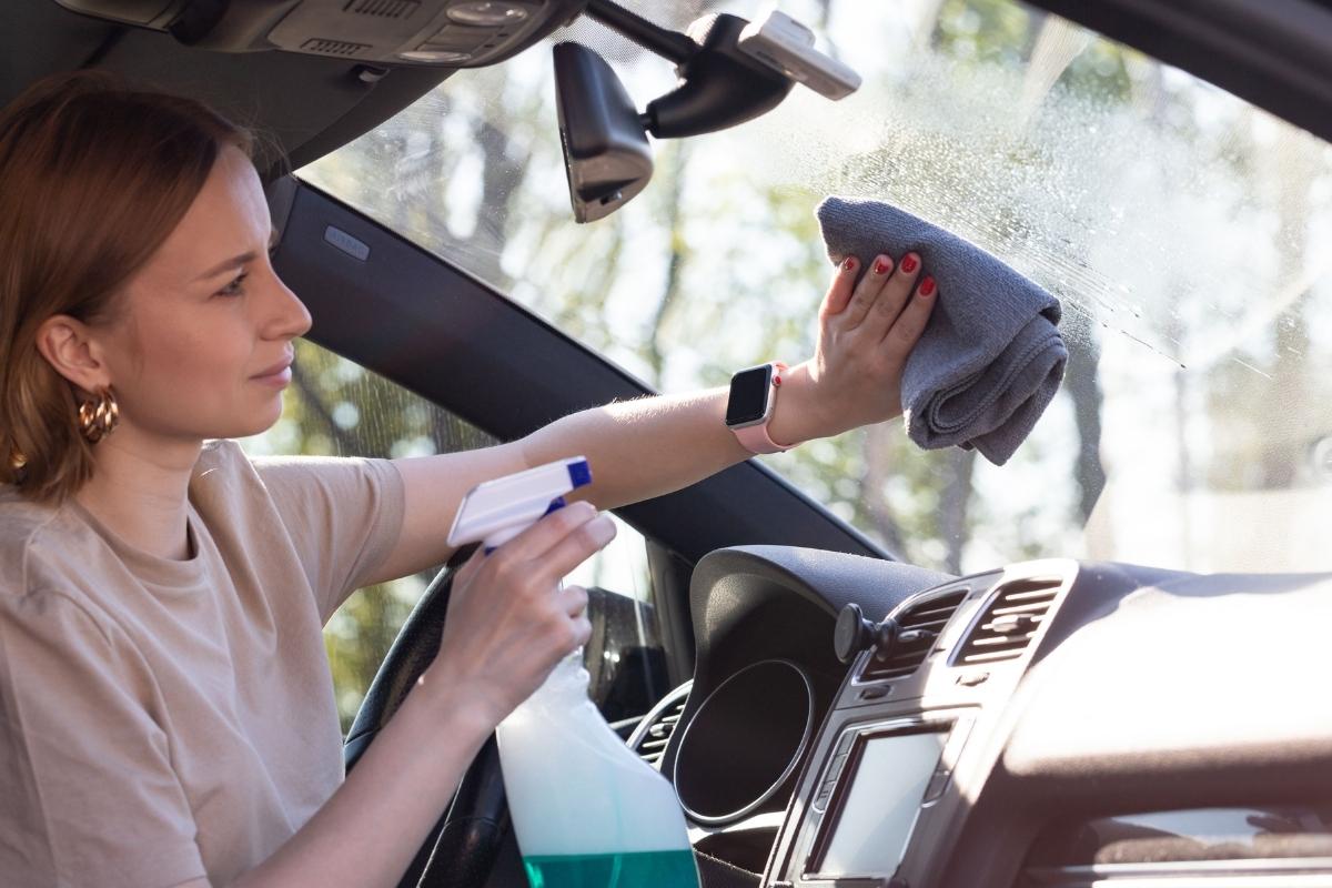 Você sabe como limpar o vidro do carro igual ao lava-jato, sem deixar embaçado? Aprenda a melhor maneira de higienizar sem manchas
