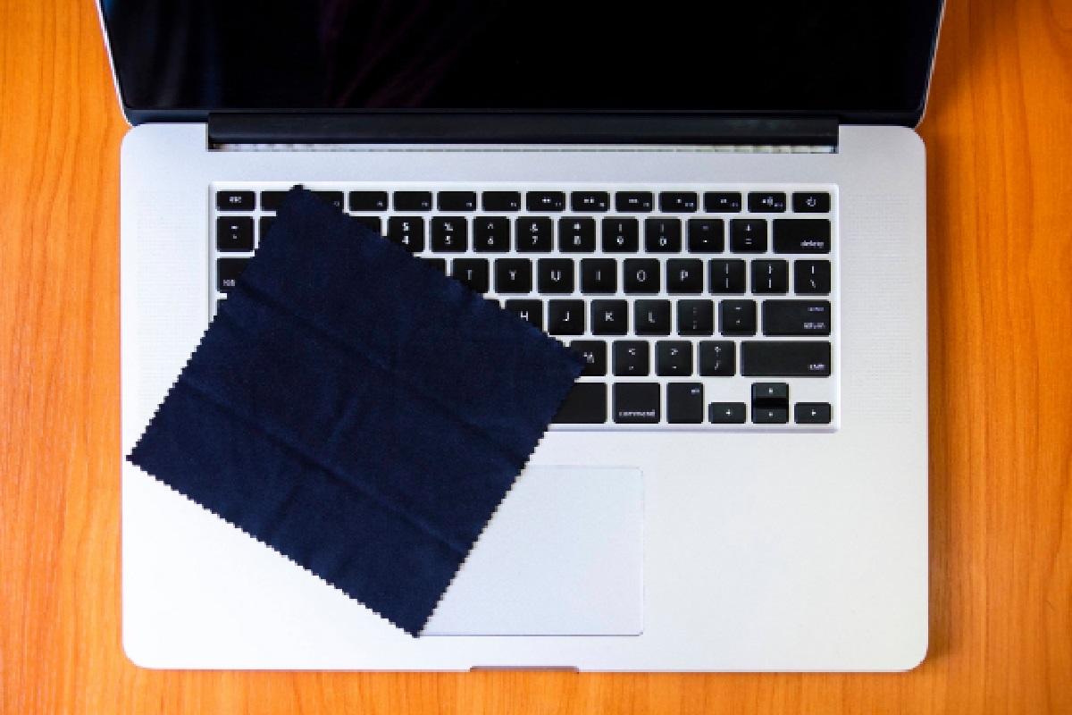 Como limpar tela de notebook sem estragar, veja passo a passo eficiente (Foto: Canva Pro)