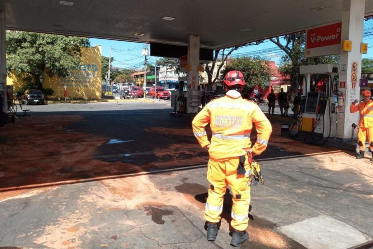 Homem surta na região da grande BH e ateia fogo em posto de combustível. Créditos: Reprodução Twitter